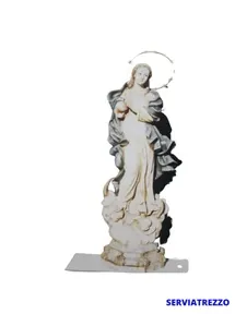 Una estatua de una mujer sosteniendo un bebé con la palabra serviatrezzo en la parte inferior.