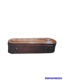 Un ataúd de madera con una cruz tallada en él sobre un fondo blanco.