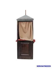 Una caja de madera con una cortina colgando de la parte superior.