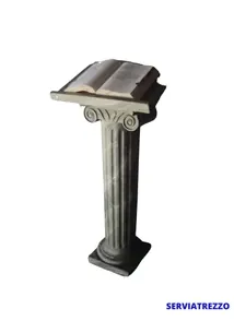 Un podio con un libro abierto encima.