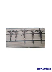 Una fila de cruces colocadas una encima de otra sobre una superficie blanca.