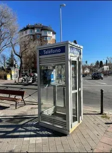 Una cabina telefónica con la palabra teléfono escrita en ella