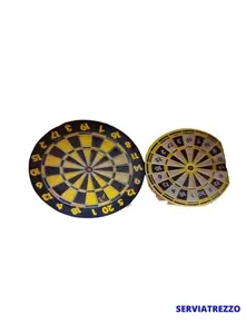 Dos tableros de dardos están uno al lado del otro sobre un fondo blanco.