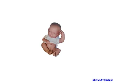 Un muñeco está sentado sobre una superficie blanca con las palabras serviatrezzo en la parte inferior.