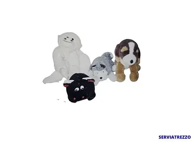 Un grupo de animales de peluche están sentados uno al lado del otro sobre un fondo blanco.