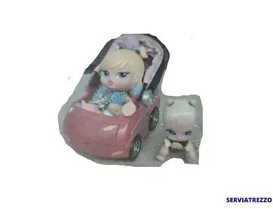 Una muñeca está sentada en un coche rosa al lado de una muñeca más pequeña.