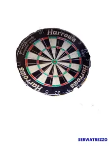 Un primer plano de un tablero de dardos sobre un fondo blanco.