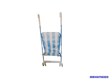 Un cochecito de rayas azules y blancas sobre un fondo blanco.