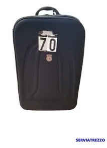 Una maleta negra con el número 70.