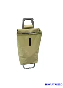 Un carrito de compras verde con un asa negra sobre un fondo blanco.