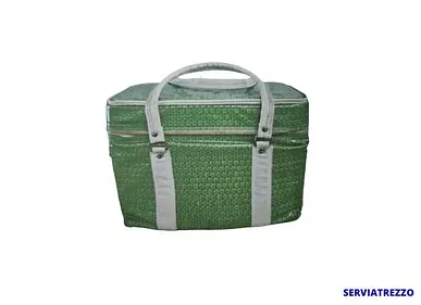 Un bolso verde con asas blancas y la palabra serviatrezzo en la parte inferior.