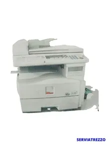 Una impresora blanca está colocada sobre una superficie blanca.