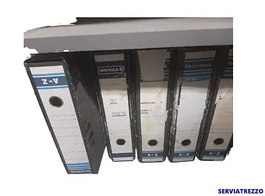 Un montón de carpetas están apiladas una encima de otra