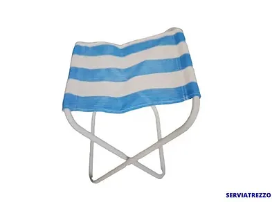 Una silla plegable de rayas azules y blancas sobre un fondo blanco.