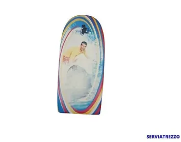 Una tabla de surf con la imagen de un hombre en ella.