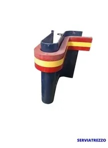 Un objeto rojo, amarillo y azul con la palabra serviatrezzo en la parte inferior.