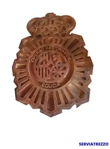 Una placa marrón con la palabra policía.