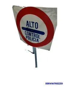 Un cartel que dice alto control policia