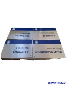 A stack of signs that say sala de reuniones