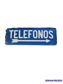 Un cartel azul que dice teléfonos con una flecha apuntando hacia la derecha.