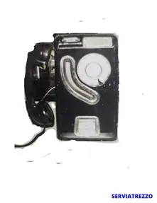 Una fotografía en blanco y negro de un teléfono con las palabras serviarezzo en la parte inferior.