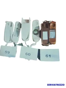 Un grupo de teléfonos con los números 59, 60 y 61.