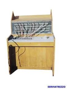 Un escritorio de madera con un montón de cables encima.