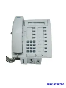 Un teléfono blanco con el número 135.