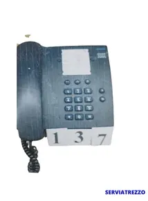 Un teléfono con el número 137