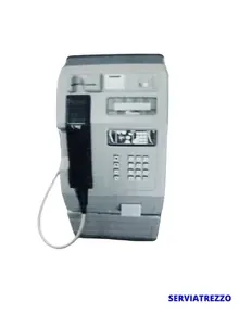 Un teléfono con un cable conectado y las palabras serviatricezo en la parte inferior.