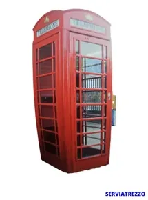 Una cabina telefónica roja con la palabra serviatrezzo en la parte inferior