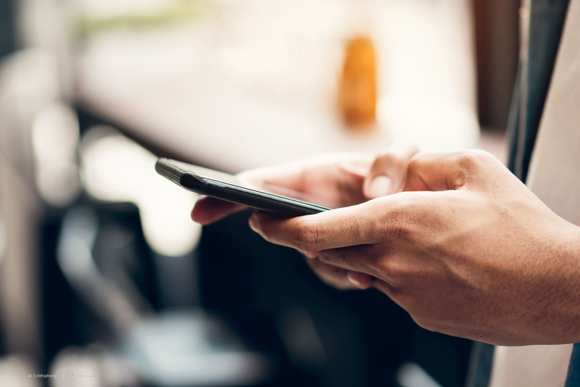 Person mit Smartphone in der Hand