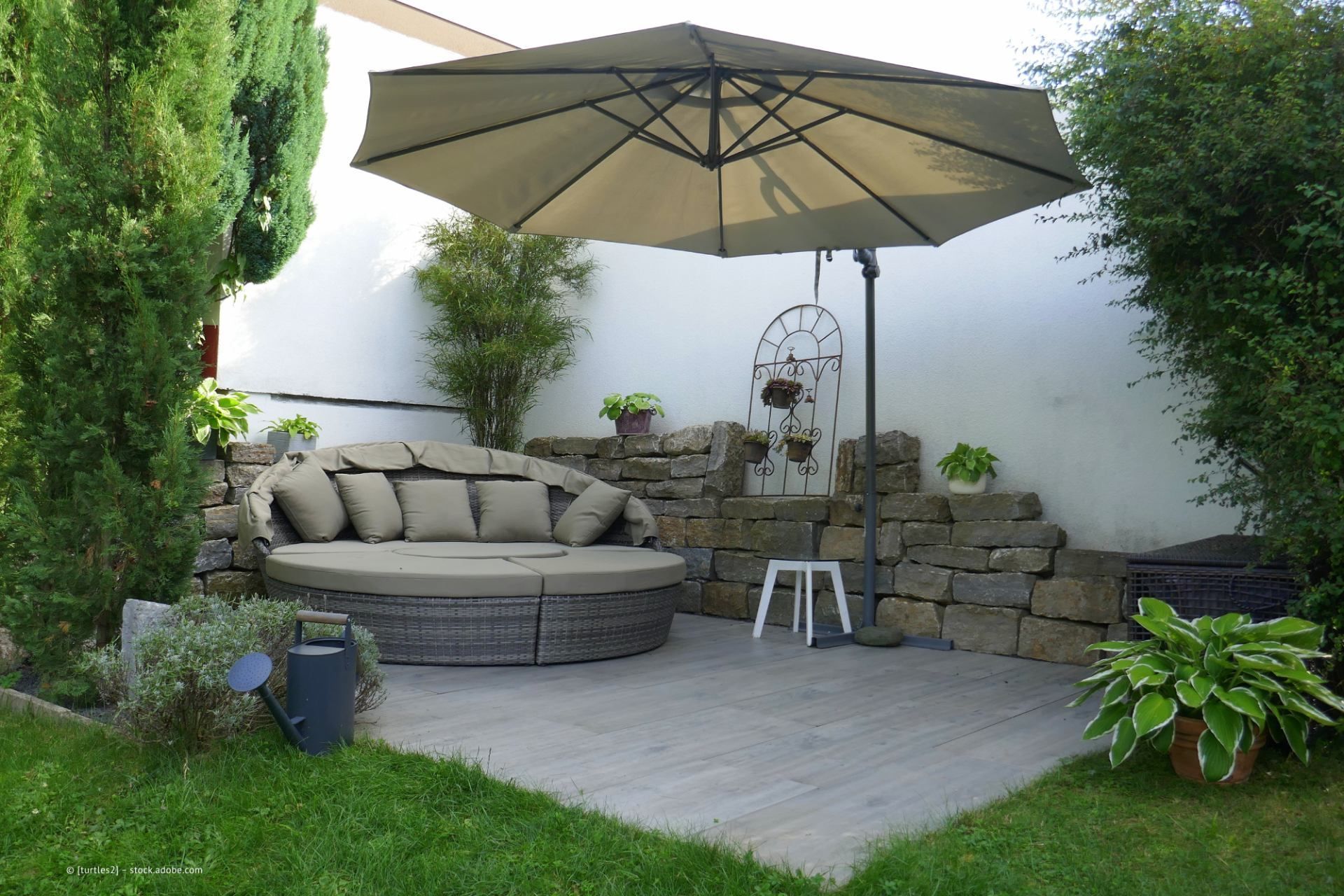 Terrasse mit Lounge und Sonnenschirm