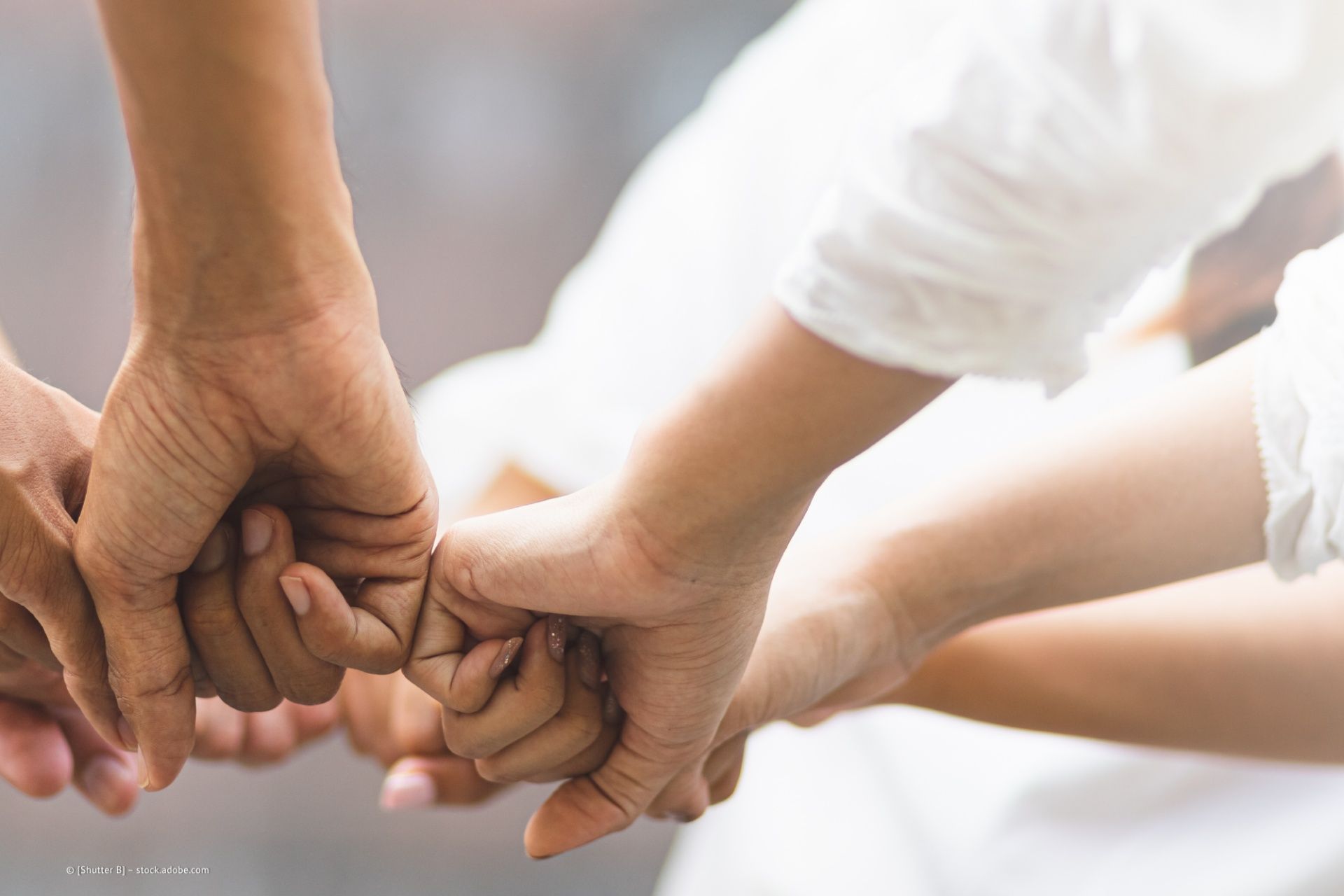 Hände liegen aufeinander