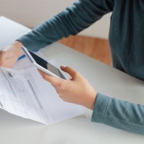 Person fotoghrafiert Text