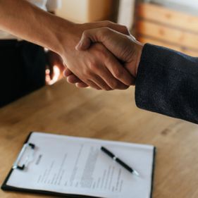 Zwei Personen unterschreiben einen Vertrag