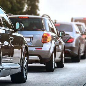 Autos stehen im Stau