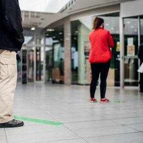 Menschen stehen in Schlange