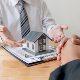 Person berät andere Person über Immobilien