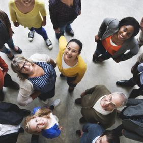 Mehrere Personen stehen aneinander