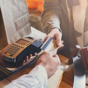 Bezahlen im Geschäft