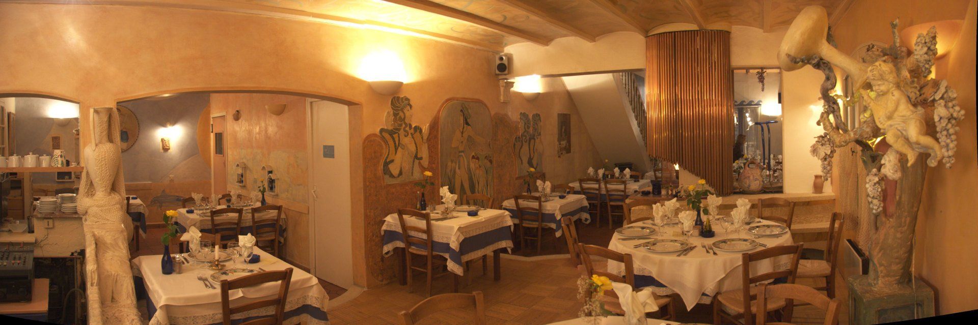 Salle intérieure du restaurant grec