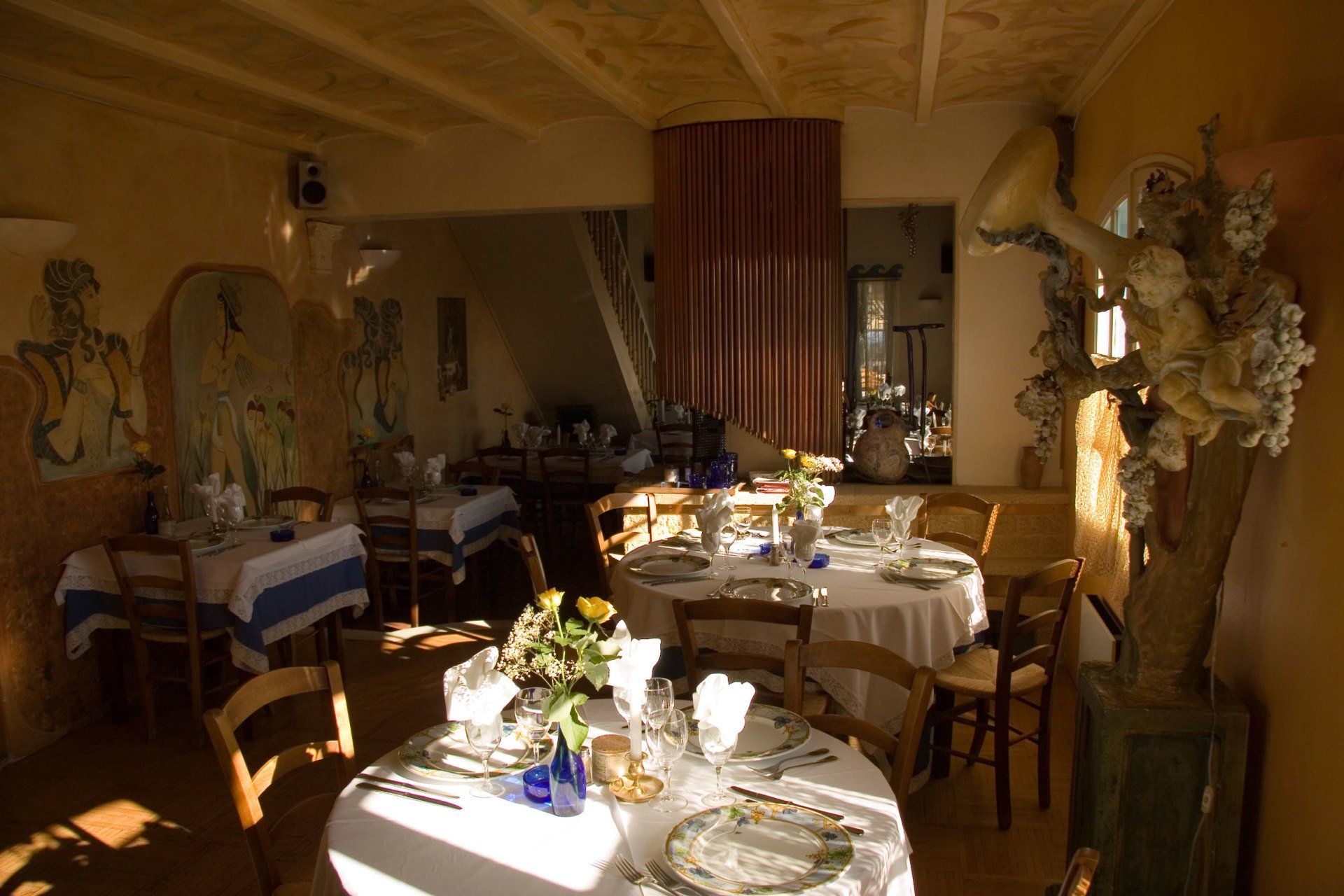 Une salle à manger intérieure du restaurant Le BOUZOUKI