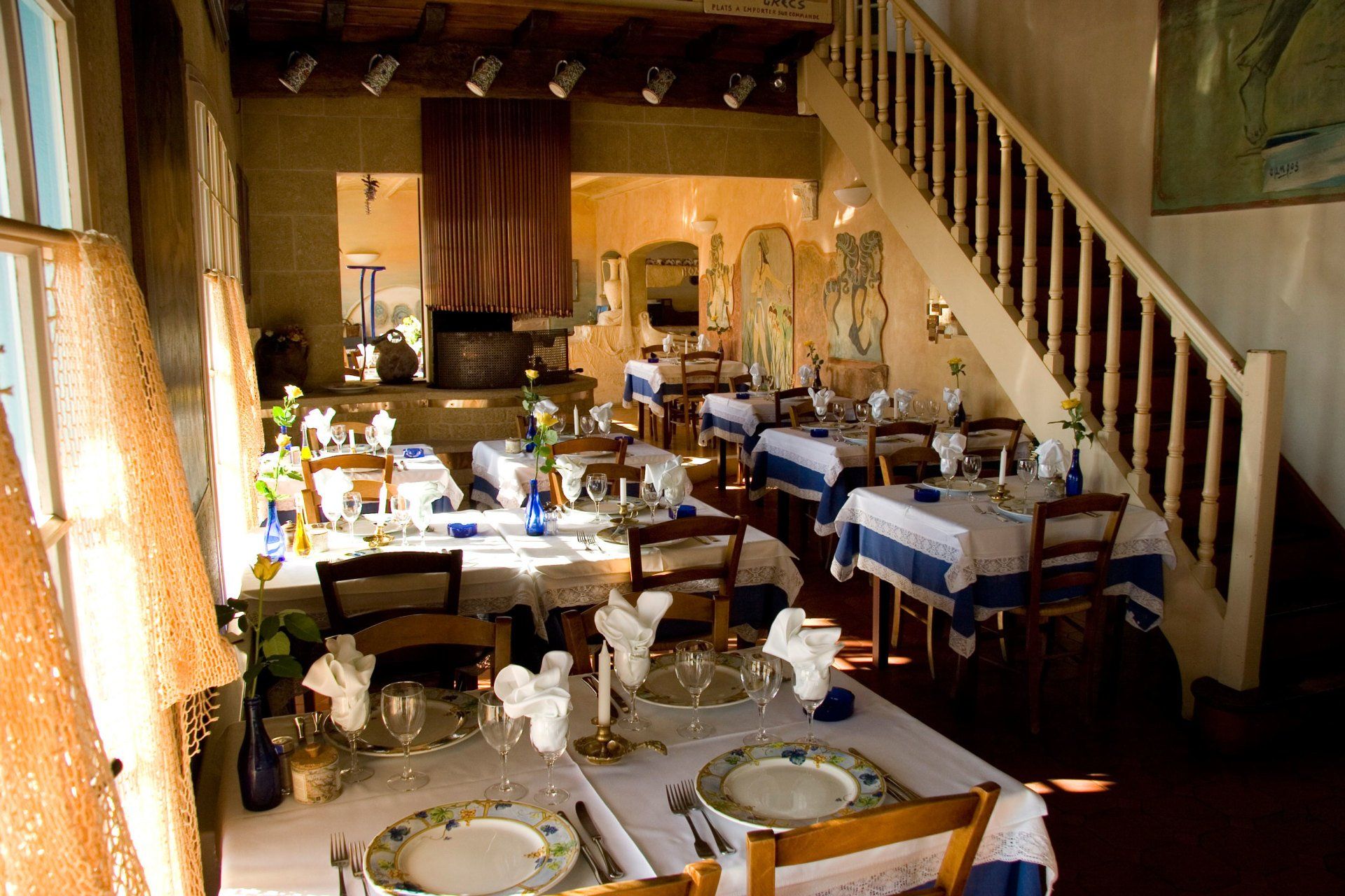 Salle intérieure avec vue sur des marches d'escaliers du restaurant