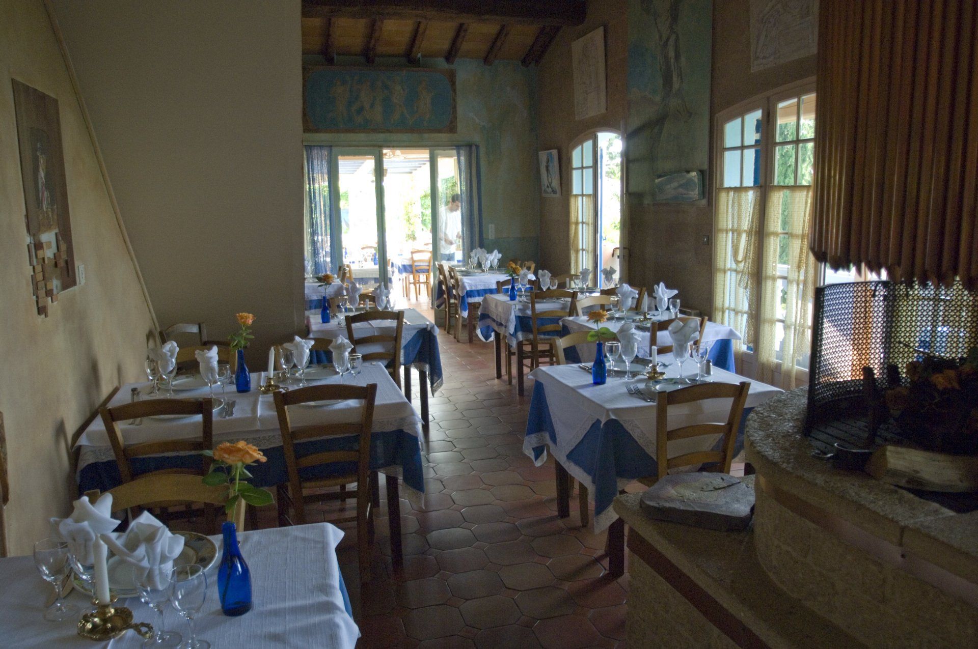 Salle intérieure du restaurant Le BOUZOUKI