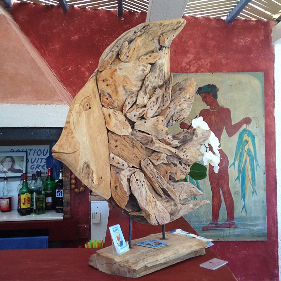 Une décoration en bois à l'entrée du restaurant Le BOUZOUKI