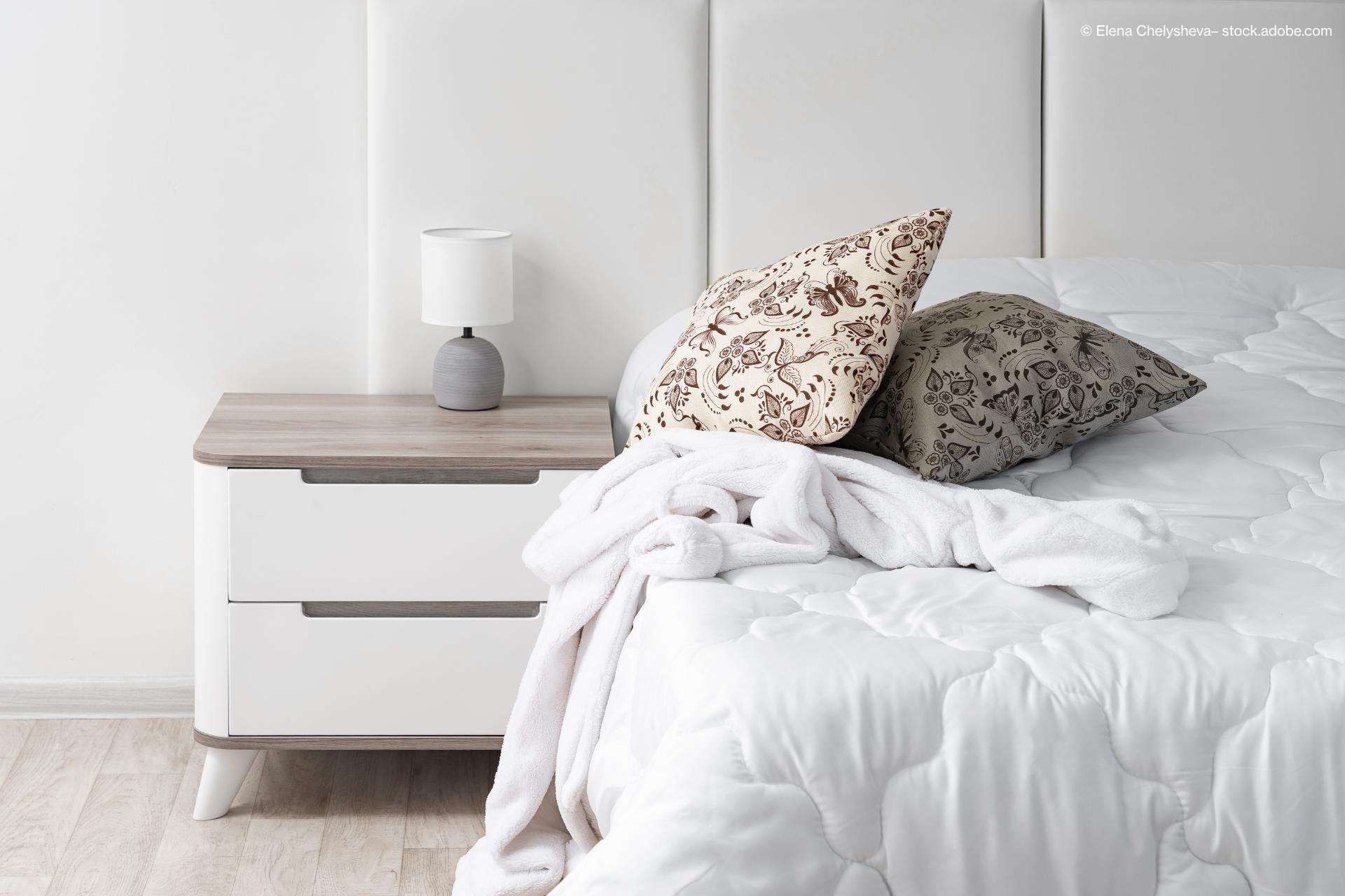 Schlafzimmer mit einem gemütlichen Bett