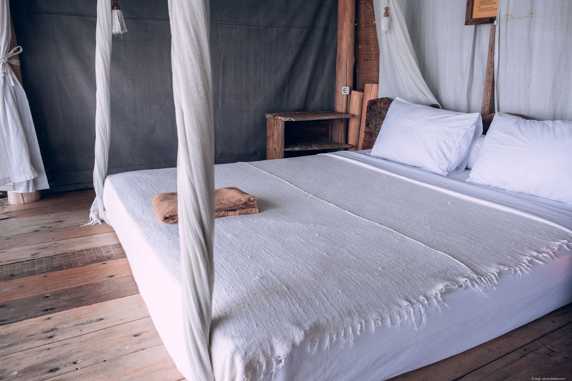 Kingsize-Bett mit weißer Bettwäsche