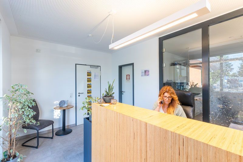 Ein Mann und eine Frau winken einem Taxi am Flughafen zu.