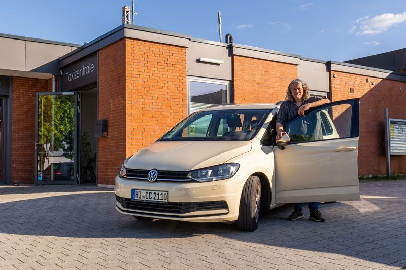 Eine Nahaufnahme eines Taxischildes auf einem Autodach.